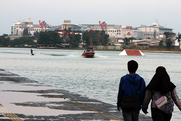 Warga menikmati pemandangan dan suasana Danau Sunter, Jakarta Utara, Jumat (15/4/2022).
