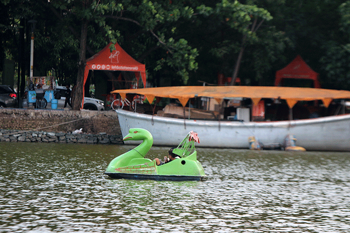 Warga menikmati pemandangan dan suasana Danau Sunter, Jakarta Utara, Jumat (15/4/2022).