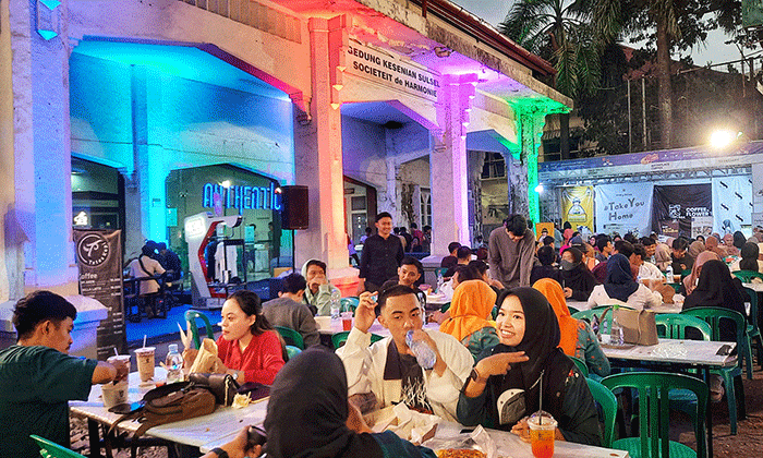 Suasana pengunjung pasar takjil di area Gedung Kesenian Societeit de Harmonie di Jalan Ahmad Yani, Makassar, Jumat (15/4/2022).