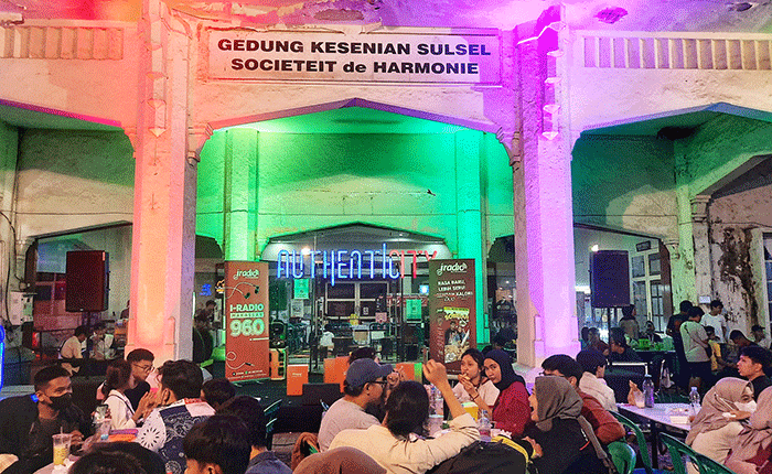 Suasana pengunjung pasar takjil di area Gedung Kesenian Societeit de Harmonie di Jalan Ahmad Yani, Makassar, Jumat (15/4/2022).
