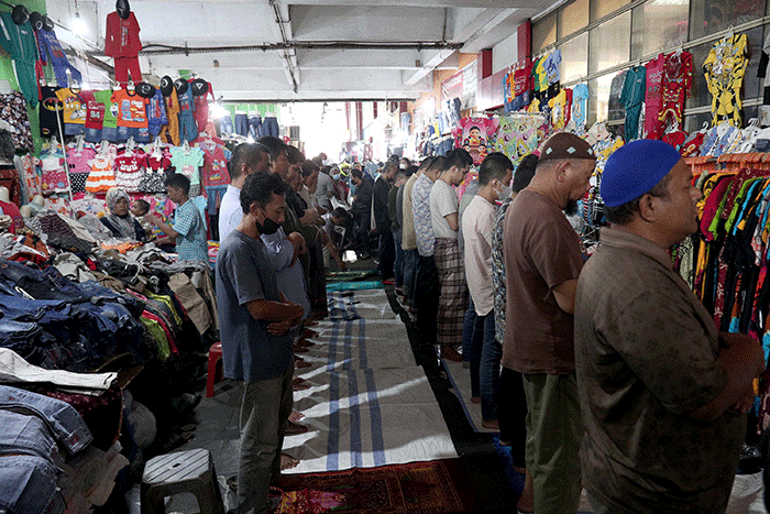 Sejumlah umat Islam melaksanakan shalat jumat di Pasar Tanah Abang, Jakarta, Jumat (15/4/2022).