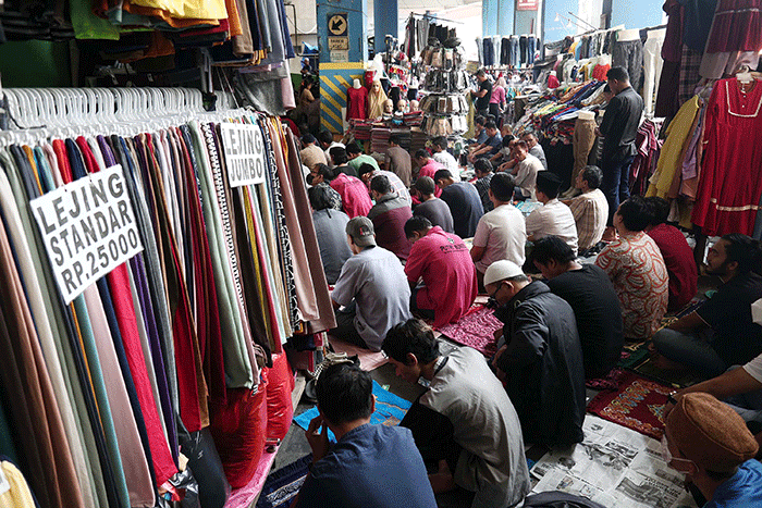 Sejumlah umat Islam melaksanakan shalat jumat di Pasar Tanah Abang, Jakarta, Jumat (15/4/2022).