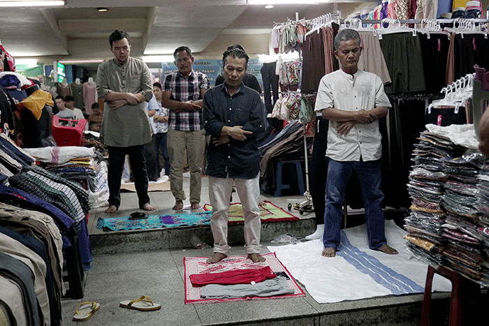 Sejumlah umat Islam melaksanakan shalat jumat di Pasar Tanah Abang, Jakarta, Jumat (15/4/2022).