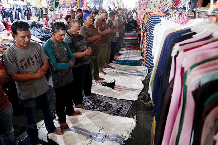 Sejumlah umat Islam melaksanakan shalat jumat di Pasar Tanah Abang, Jakarta, Jumat (15/4/2022).