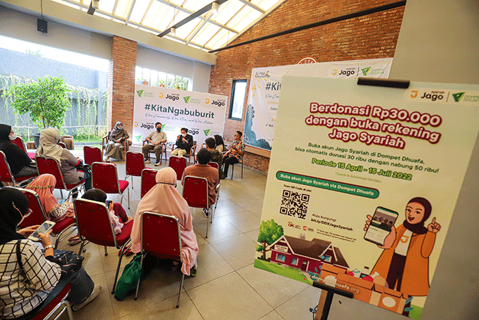 Influencer Nurul Azka, Head of Jago Syariah Roy Iskandar dan Ketua Ramadhan 1443 H Dompet Dhuafa Ali Bastoni saat acara talk show #KitaNgabuburit Bersama.