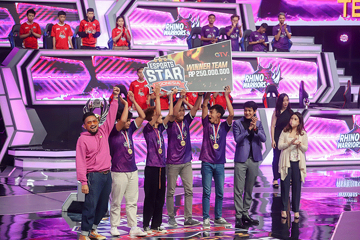 Managing Director GTV Valencia Tanoesoedibjo menyerahkan secara simbolis hadiah kepada juara Esport Star Indonesia Season 3.