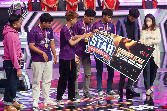 Managing Director GTV Valencia Tanoesoedibjo menyerahkan secara simbolis hadiah kepada juara Esport Star Indonesia Season 3.