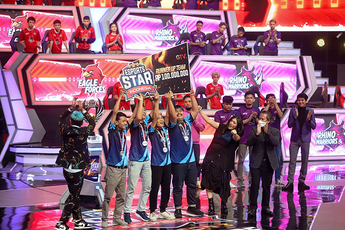 Managing Director GTV Valencia Tanoesoedibjo menyerahkan secara simbolis hadiah kepada juara Esport Star Indonesia Season 3.