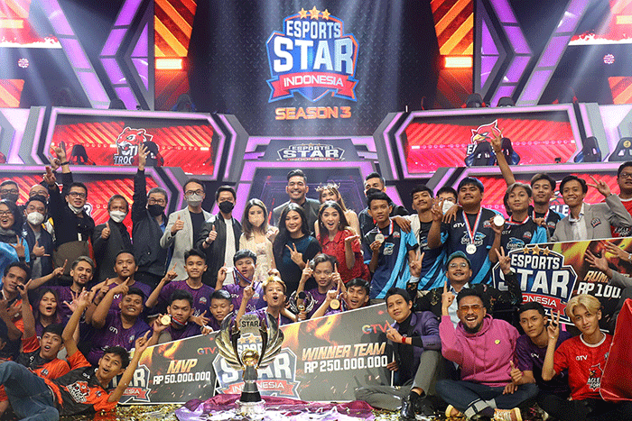 Managing Director GTV Valencia Tanoesoedibjo menyerahkan secara simbolis hadiah kepada juara Esport Star Indonesia Season 3.