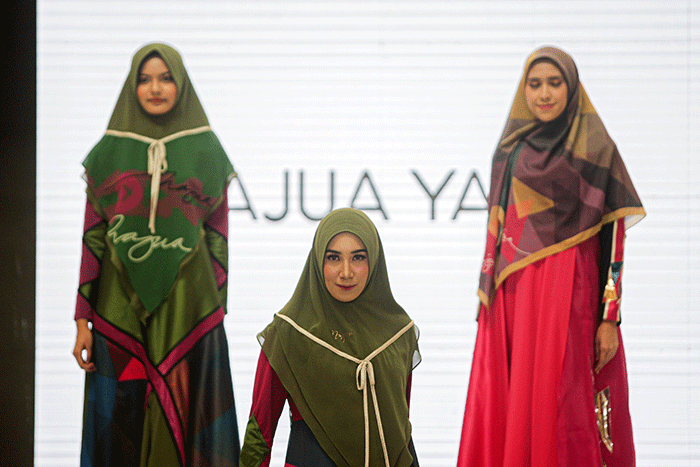 Sejumlah model tampil saat Fashion Show di acara Bekasi Sharia Festival 2022 (BSF), Grand Galaxy Park, Bekasi, Jawa Barat, Jumat (15/4/2022).