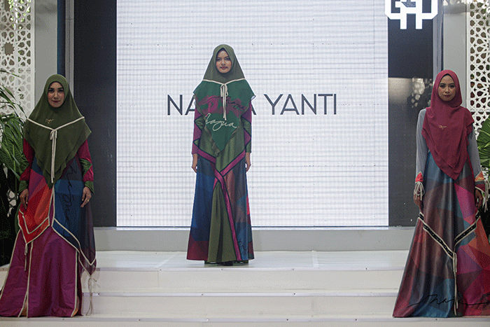 Sejumlah model tampil saat Fashion Show di acara Bekasi Sharia Festival 2022 (BSF), Grand Galaxy Park, Bekasi, Jawa Barat, Jumat (15/4/2022).