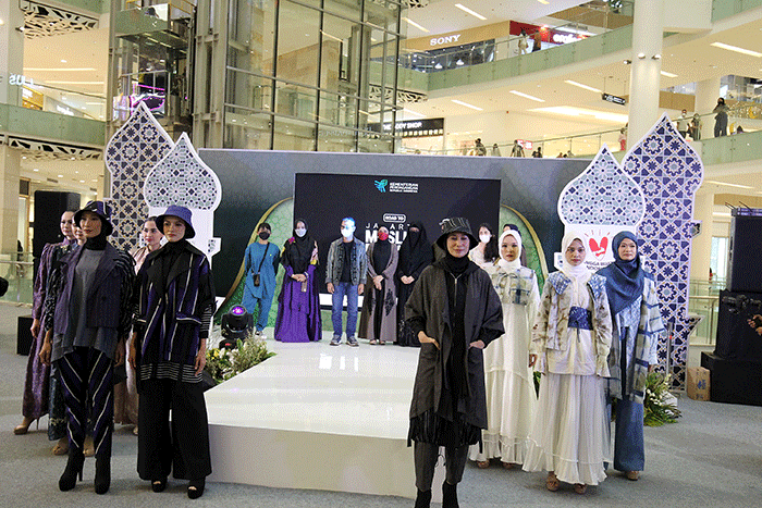 Model membawakan busana desainer desainer ternama pada road to Jakarta Muslim Fashion Week 2023 ramadhan Fashion Festival 2022 di Jakarta, Sabtu (16/4/2022).