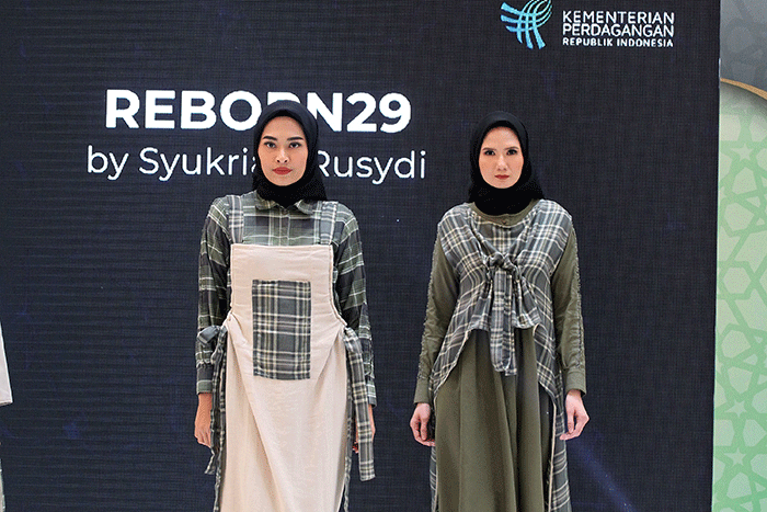 Model membawakan busana desainer desainer ternama pada road to Jakarta Muslim Fashion Week 2023 ramadhan Fashion Festival 2022 di Jakarta, Sabtu (16/4/2022).