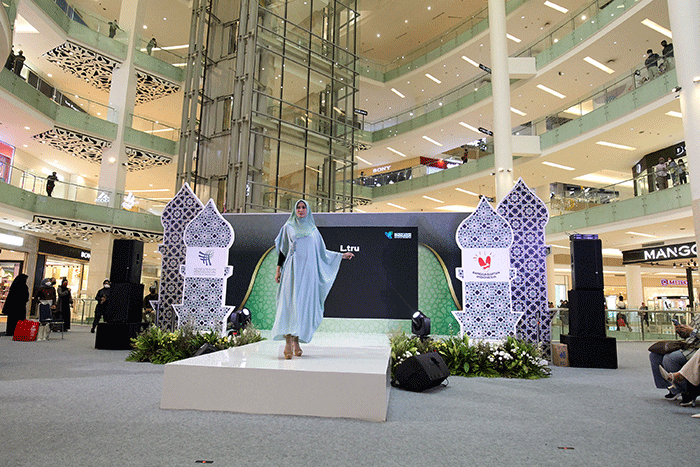 Model membawakan busana desainer desainer ternama pada road to Jakarta Muslim Fashion Week 2023 ramadhan Fashion Festival 2022 di Jakarta, Sabtu (16/4/2022).