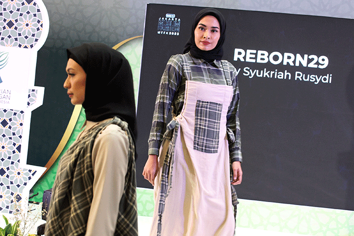 Model membawakan busana desainer desainer ternama pada road to Jakarta Muslim Fashion Week 2023 ramadhan Fashion Festival 2022 di Jakarta, Sabtu (16/4/2022).