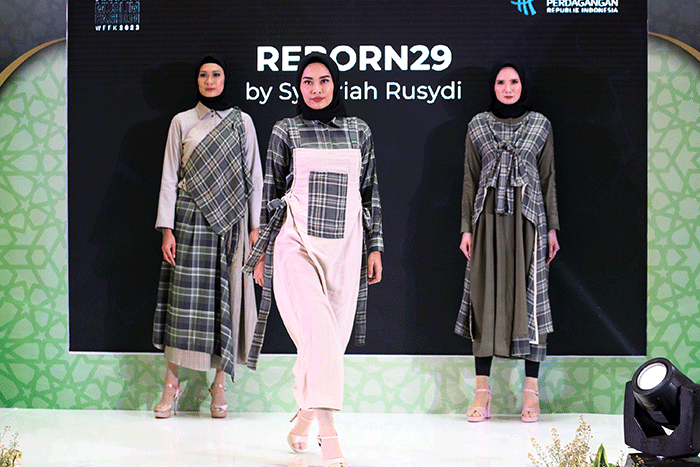 Model membawakan busana desainer desainer ternama pada road to Jakarta Muslim Fashion Week 2023 ramadhan Fashion Festival 2022 di Jakarta, Sabtu (16/4/2022).