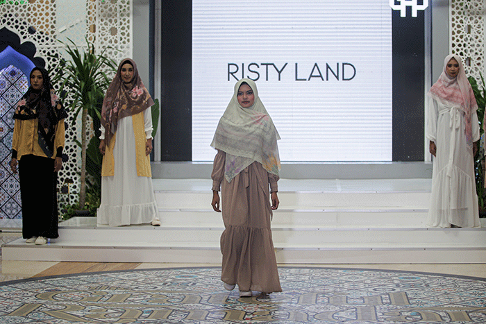 Sejumlah model tampil saat Fashion Show di acara Bekasi Sharia Festival 2022 (BSF), Grand Galaxy Park, Bekasi, Jawa Barat, Jumat (15/4/2022).