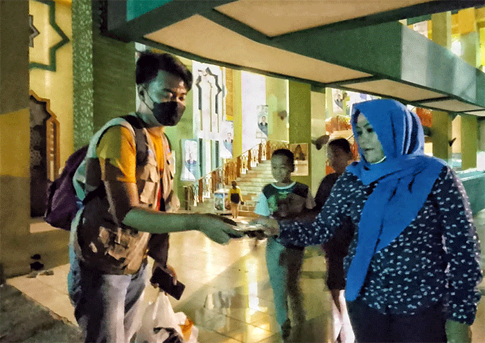 Tim gabungan sejak awal Ramadhan telah rutin membagikan masker di Masjid Istiqlal yang berada di Jakarta Pusat.
