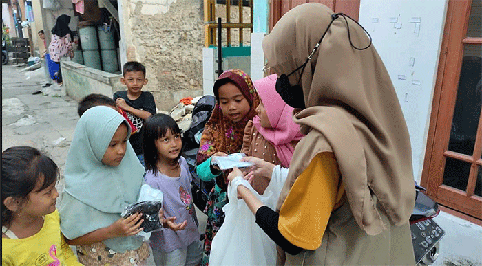 Tim gabungan sejak awal Ramadhan telah rutin membagikan masker di Masjid Istiqlal yang berada di Jakarta Pusat.