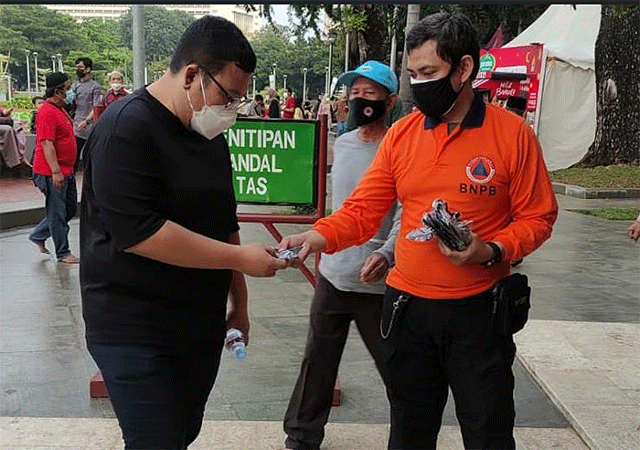 Tim gabungan sejak awal Ramadhan telah rutin membagikan masker di Masjid Istiqlal yang berada di Jakarta Pusat.