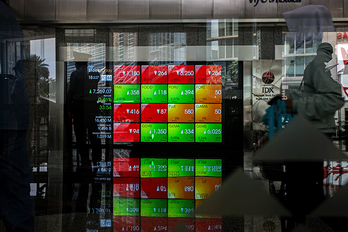 Layar menampilkan pergerakan Indeks Harga Saham Gabungan (IHSG) di gedung Bursa Efek Indonesia, Jakarta Selatan, Senin (18/4/2022).