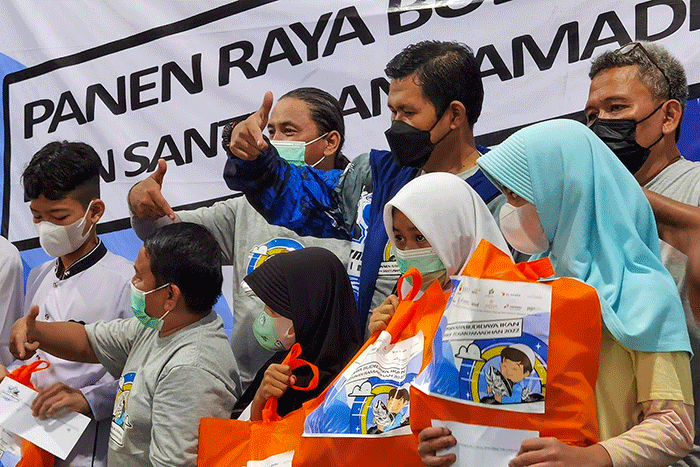 Panen raya budidaya ikan serta memberikan Santunan kepada warga sekitar di kampung Rawajati Kelurahan Mekarwangi, kecamatan Tanah Seraal, Kota Bogor.