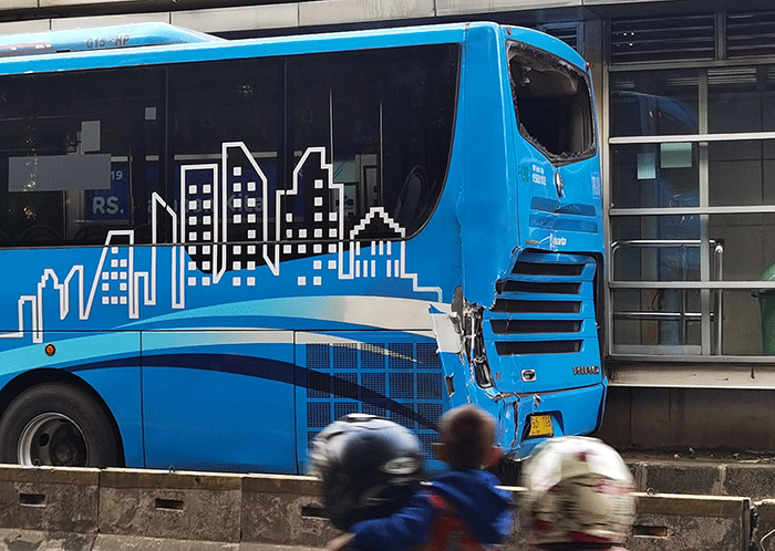 Bus angkutan umum jurusan cileungsi - Kalideres mengalami kecelakaan dengan bus transjakarta di Halte Jalan S parman, Jakarta Barat, Minggu, (17/4/2022).