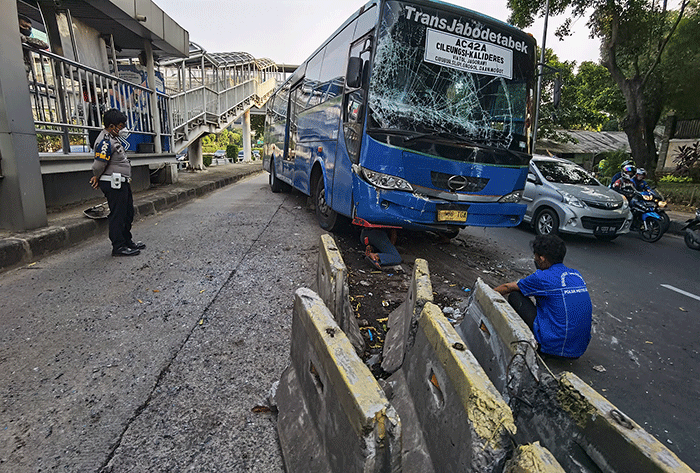 Bus angkutan umum jurusan cileungsi - Kalideres mengalami kecelakaan dengan bus transjakarta di Halte Jalan S parman, Jakarta Barat, Minggu, (17/4/2022).