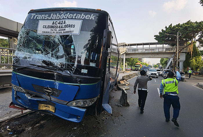 Bus angkutan umum jurusan cileungsi - Kalideres mengalami kecelakaan dengan bus transjakarta di Halte Jalan S parman, Jakarta Barat, Minggu, (17/4/2022).