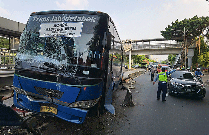 Bus angkutan umum jurusan cileungsi - Kalideres mengalami kecelakaan dengan bus transjakarta di Halte Jalan S parman, Jakarta Barat, Minggu, (17/4/2022).