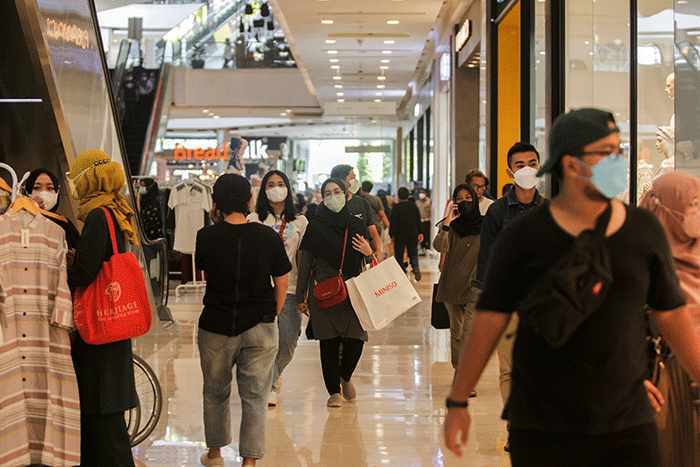Suasana pengunjung di pusat perbelanjaan Grand Galaxy Park, Bekasi, Jawa Barat, Minggu (17/4/2022).