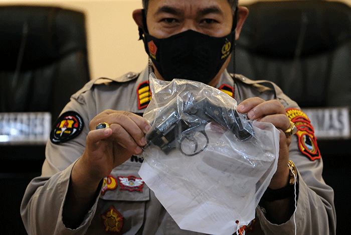 Polrestabes Makassar merilis sejumlah barang bukti dan tersangka kasus pembunuhan pegawai Dinas Perhubungan Kota Makassar, Najamuddin Sewang.