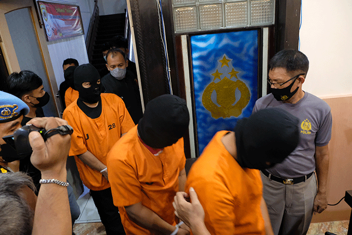 Polrestabes Makassar merilis sejumlah barang bukti dan tersangka kasus pembunuhan pegawai Dinas Perhubungan Kota Makassar, Najamuddin Sewang.