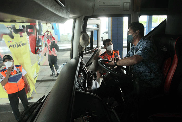 Suasana aktivitas petugas dan penumpang di Terminal Mangkang, Semarang, Jawa Tengah, Senin (18/4/2022).