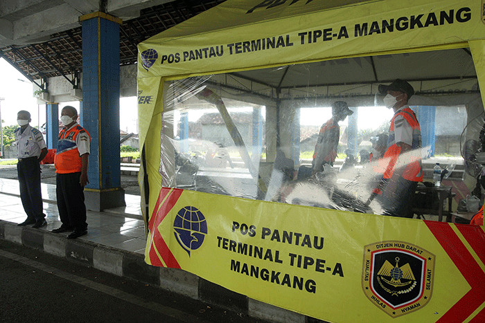 Suasana aktivitas petugas dan penumpang di Terminal Mangkang, Semarang, Jawa Tengah, Senin (18/4/2022).