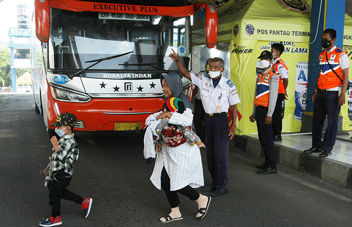 Suasana aktivitas petugas dan penumpang di Terminal Mangkang, Semarang, Jawa Tengah, Senin (18/4/2022).