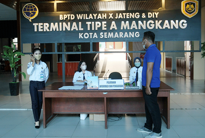 Suasana aktivitas petugas dan penumpang di Terminal Mangkang, Semarang, Jawa Tengah, Senin (18/4/2022).