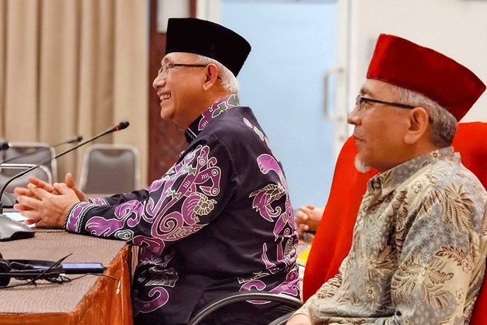 Ketua Umum DPP LDII KH Chriswanto Santoso saat berdiskusi dengan wartawan mengenai Berdemokrasi di tahun politik di Jakarta, Senin, (18/4/2022).