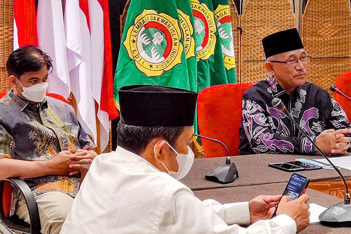Ketua Umum DPP LDII KH Chriswanto Santoso saat berdiskusi dengan wartawan mengenai Berdemokrasi di tahun politik di Jakarta, Senin, (18/4/2022).