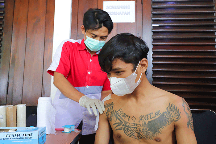 Petugas menghapus tinta tato dengan menggunakan laser saat kegiatan hapus tato gratis di Kantor Sekretariat DPP Forum Ulama Habaib (Fuhab), Jakarta Selatan.