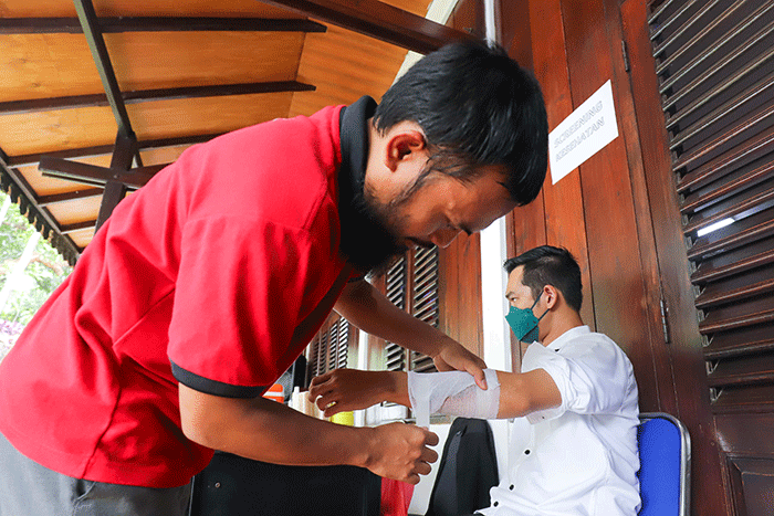 Petugas menghapus tinta tato dengan menggunakan laser saat kegiatan hapus tato gratis di Kantor Sekretariat DPP Forum Ulama Habaib (Fuhab), Jakarta Selatan.