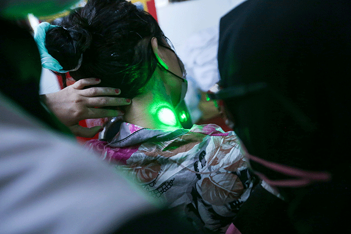 Petugas menghapus tinta tato dengan menggunakan laser saat kegiatan hapus tato gratis di Kantor Sekretariat DPP Forum Ulama Habaib (Fuhab), Jakarta Selatan.