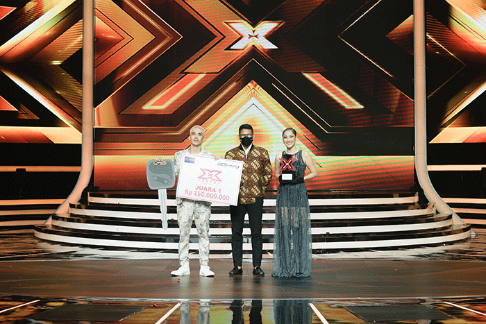 Menparekraf Sandiaga Uno saat memberikan hadiah untuk pemenang X Factor Indonesia di Studio RCTI+, Kebon Jeruk, Jakarta Barat, Senin (18/4/2022).