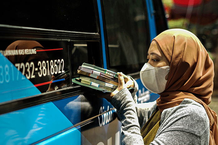 Warga menukarkan uang pecahan kecil di mobil Kas Keliling BI, Pasar Induk Kramat Jati, Jakarta Timur, Selasa (19/4/2022).
