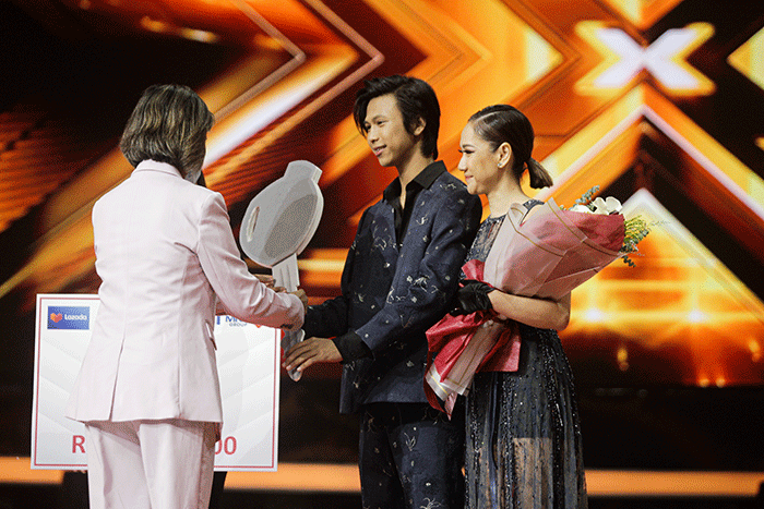 VP Head of Marketing Branding Communication Lazada Indonesia, Irene Inonu saat memberikan hadiah untuk juara ketiga X Factor Indonesia di Studio RCTI+.
