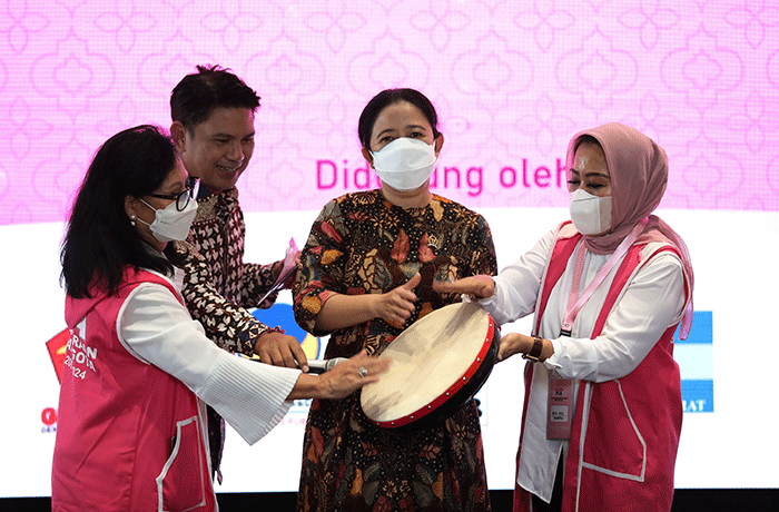 Ketua DPR RI Puan Maharani bersama Ketua Panitia bazar PIA membuka Bazar Ramadhan Persatuan Istri Anggota (PIA) di Lobby Nusantara III.