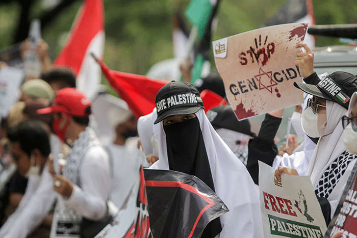 Sejumlah massa melakukan aksi bela Palestina di depan Kedutaan Besar Amerika Serikat, Jakarta Pusat, Rabu (20/4/2022).
