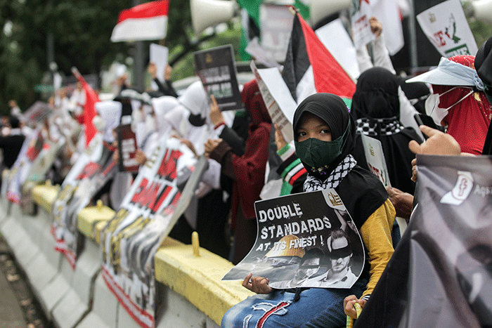 Sejumlah massa melakukan aksi bela Palestina di depan Kedutaan Besar Amerika Serikat, Jakarta Pusat, Rabu (20/4/2022).