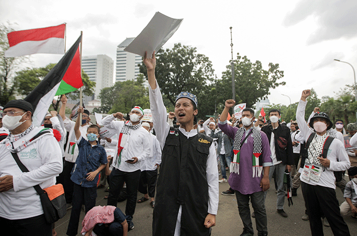Sejumlah massa melakukan aksi bela Palestina di depan Kedutaan Besar Amerika Serikat, Jakarta Pusat, Rabu (20/4/2022).
