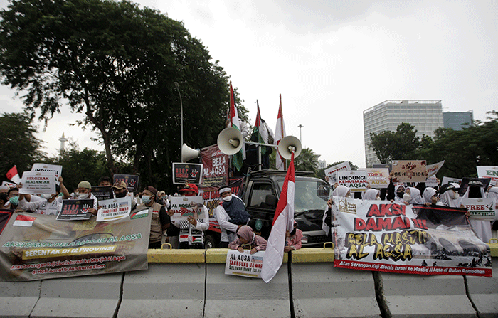 Sejumlah massa melakukan aksi bela Palestina di depan Kedutaan Besar Amerika Serikat, Jakarta Pusat, Rabu (20/4/2022).